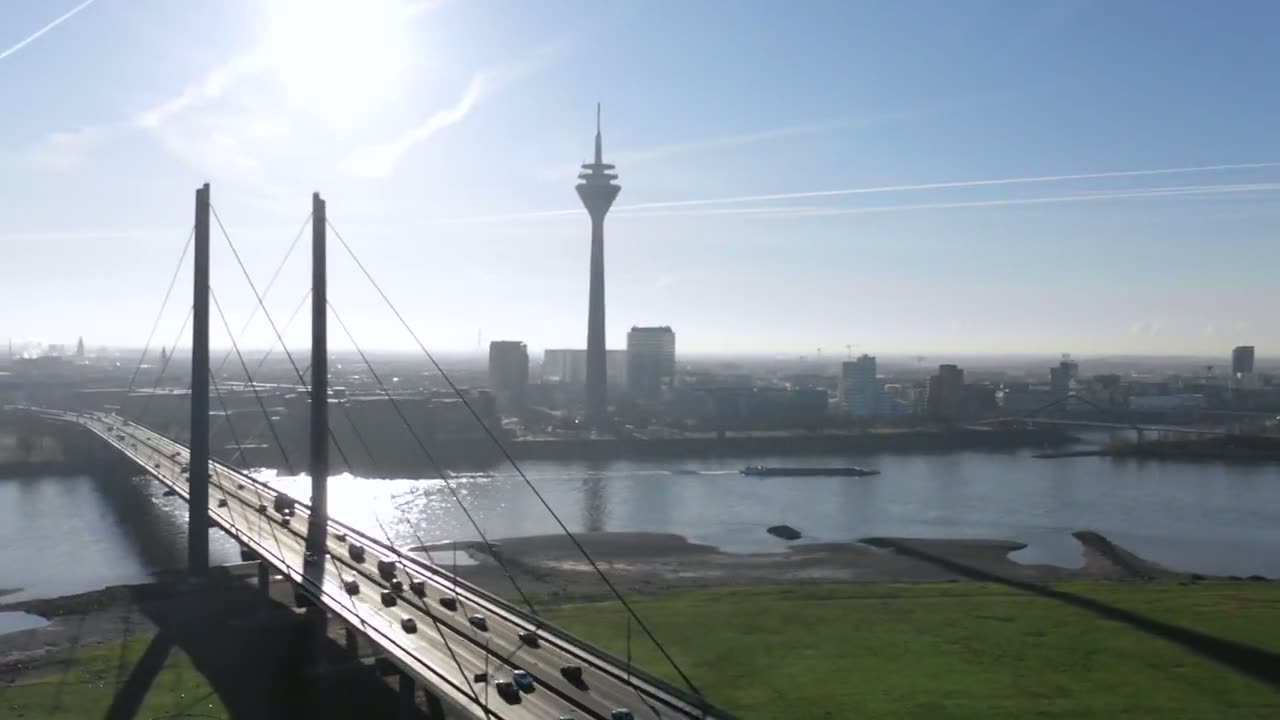 Audi — Grüne Welle: intelligentes Ampelsystem in Düsseldorf (Englisch)