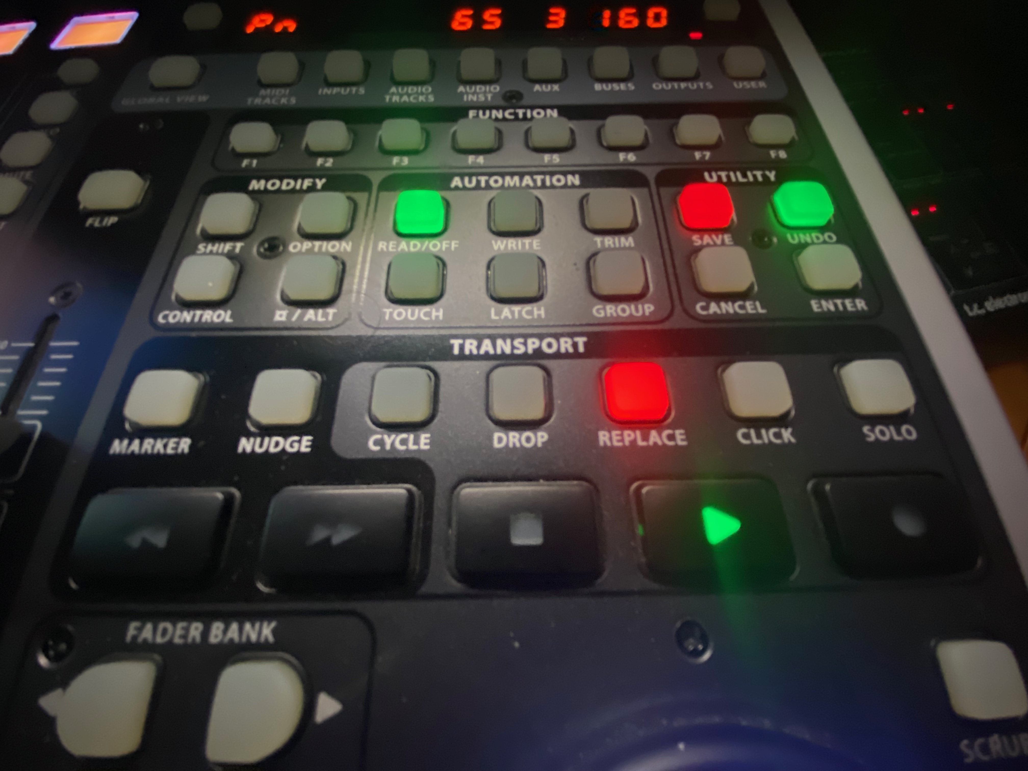 Transport- und Automations-Tasten des DAW-Controllers während einer Voice-Over-Session.