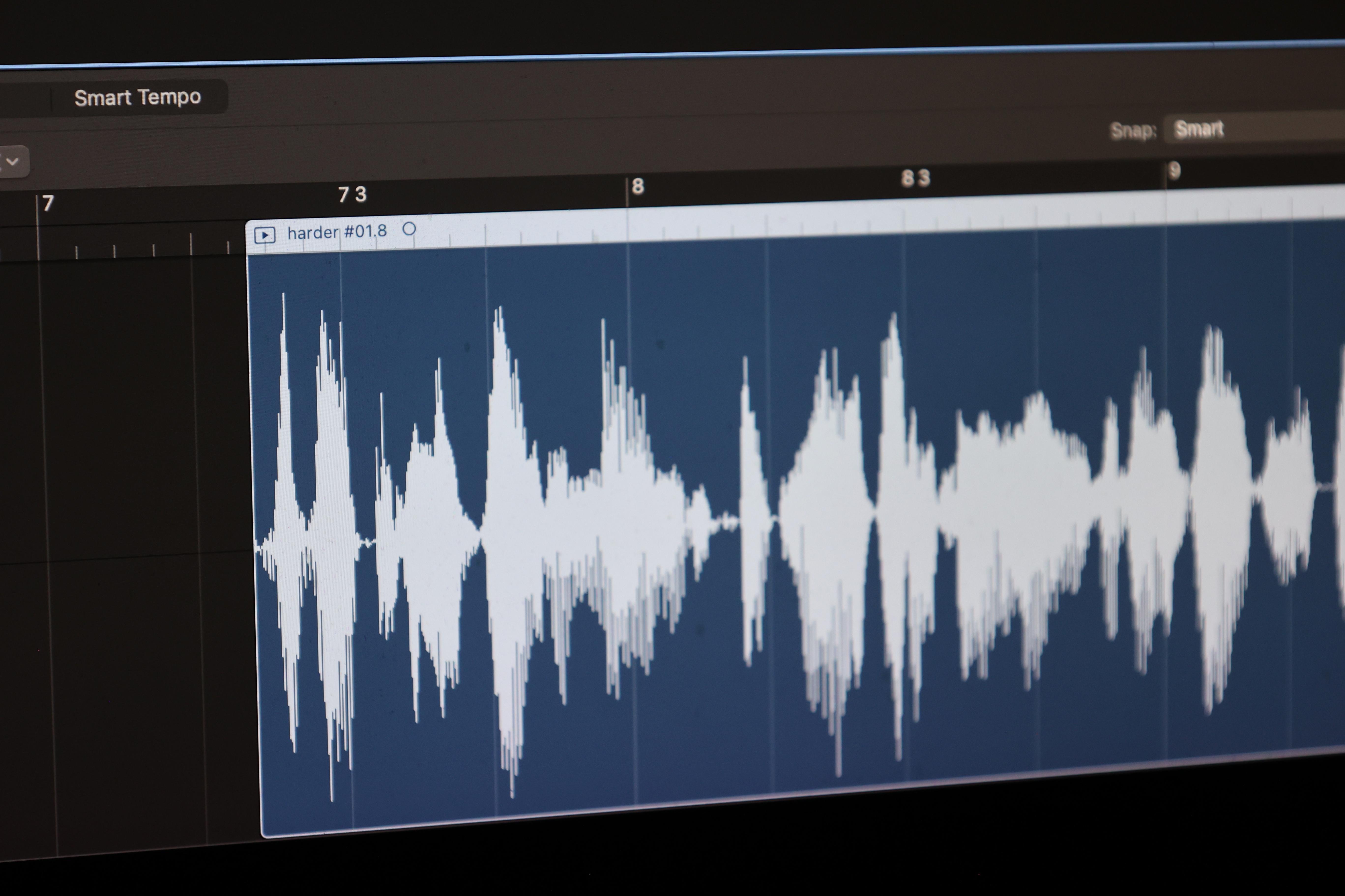 Makroaufnahme einer Sprachaufnahme-Wellenform in der Digital-Audio-Workstation.